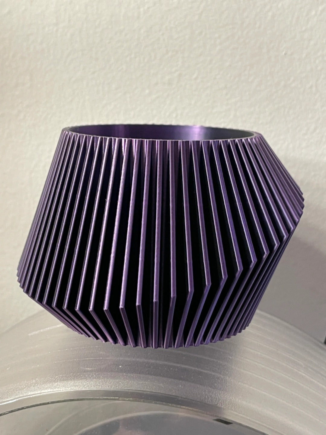 Modern Ribbed Vase – byVORM