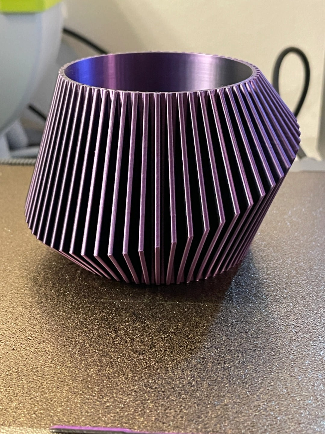 Modern Ribbed Vase – byVORM